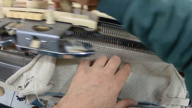 Casaquinho De Bebe Simples Feito Em Máquina De Trico