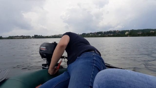 Первый запуск лодочного мотора Suzuki DF 2.5 на лодке с навесным транцем (Журавлёвка) смотреть онлайн