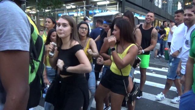 BRAZILIAN GIRLS DANCE PARTY AT BRAZILIAN CARNIVAL PARADE смотреть онлайн