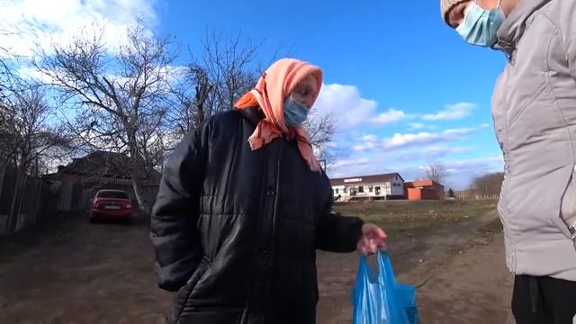 Раздаем продукты бабушкам смотреть онлайн