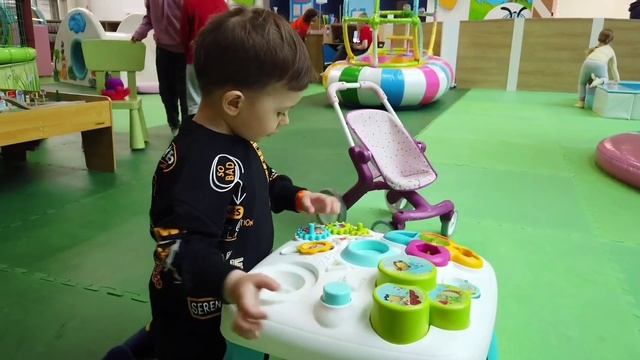 Трофимка в парке развлечений для самых маленьких деток! Знакомится, играет и катается с горки ! смотреть онлайн