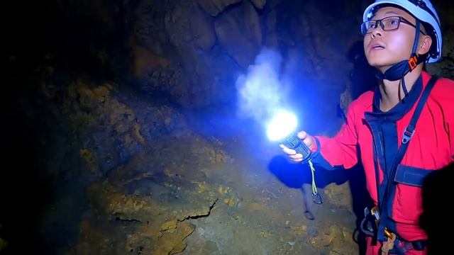 相传悬崖洞内藏青铜门，小北一行进入其中发现怪异一幕，一行8人全都拿不定注意了#探秘#悬崖洞穴#户外小北哥 смотреть онлайн