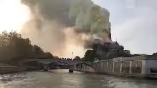 Горит собор Нотр-дам смотреть онлайн