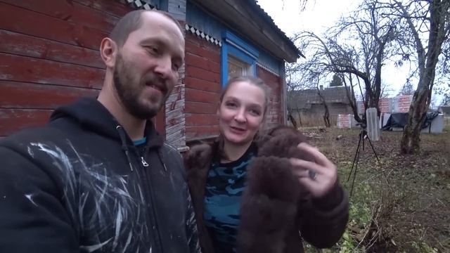 Новая электрика в деревенском доме в деревне. Настил линолеума в прихожей и туалете. смотреть онлайн