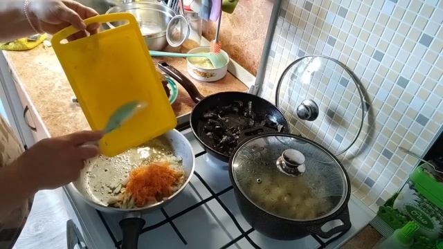 Готовлю обед.Обкатала пресс форму для печенья. смотреть онлайн