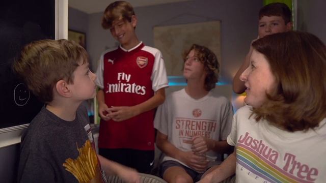 Americans Try European Snacks for First Time смотреть онлайн