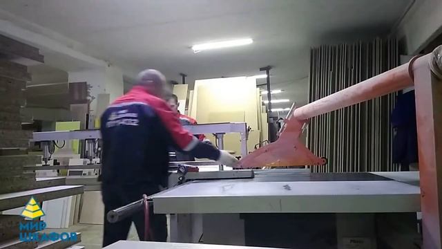 Раскрой будущей кухни на форматно раскроечном станке в компании "Мир Шкафов & Кухни" смотреть онлайн
