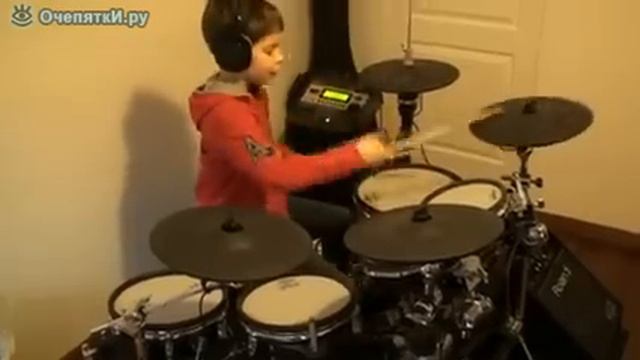 Парнишка играет на барабанах Smells Like Teen Spirit смотреть онлайн