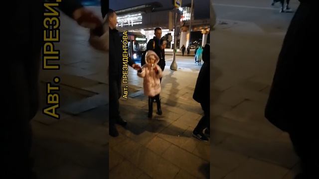 3. Гармонист зажёг танцами на улице людей всех возрастов и разных поколений. Москва. смотреть онлайн
