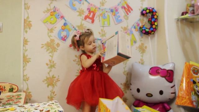 С Днём Рождения ! Maria распаковывает подарки со дня рождения! Happy Birthday смотреть онлайн