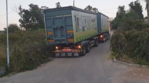 Тяжёлый заезд задом для грузовика с прицепом , но мы справились)))