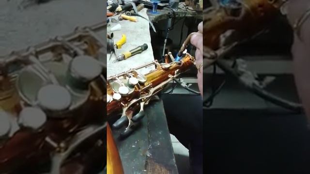 "Customização do meu saxofone tenor Selmer Mark VI" colocação do Fá# agudo! ATENÇÃO, IMAGENS FORTES смотреть онлайн