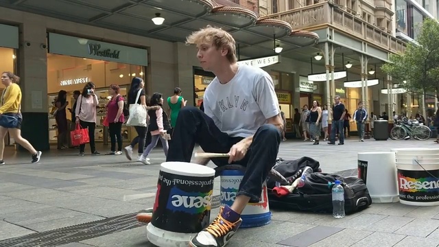 НЕРЕАЛЬНЫЙ УЛИЧНЫЙ БАРАБАНЩИК ► Отбивает На Пластиковых Ведрах смотреть онлайн