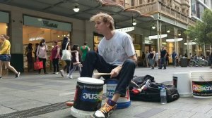 НЕРЕАЛЬНЫЙ УЛИЧНЫЙ БАРАБАНЩИК ► Отбивает На Пластиковых Ведрах