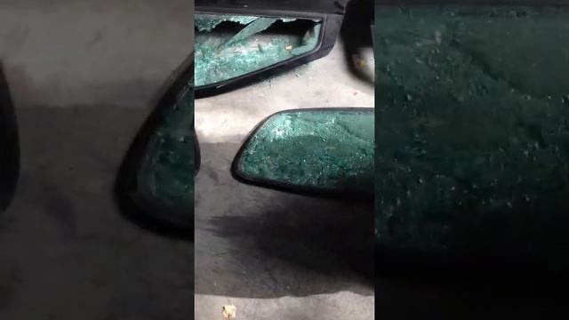 Как легко разбить стекло в машине!!! сенсация смотреть онлайн