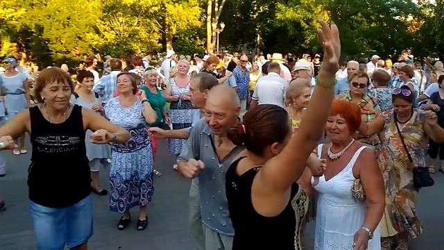 Танцы на Приморском бульваре - Севастополь - 11.08.19 - День Строителя - Певец Сергей Соков смотреть онлайн