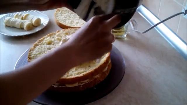 Украшаем торт кремом Cake dekoration.Бисквитный торт с бананами и взбитыми сливками смотреть онлайн