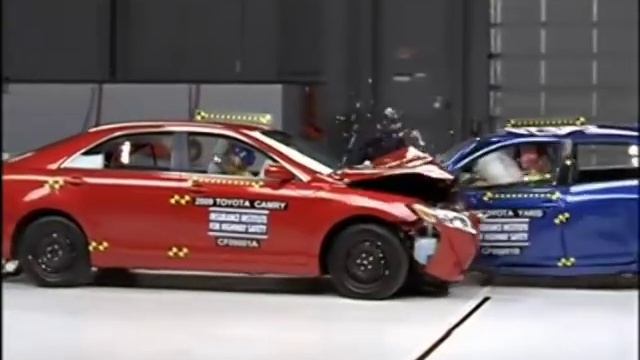 Toyota Camry vs Toyota Yaris - Crash test compatibilità IIHS, Sicurauto.it смотреть онлайн