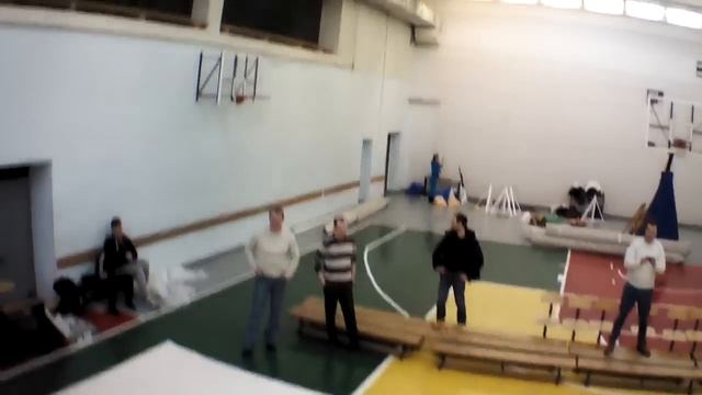 AR.DRONE летаем в спортзале смотреть онлайн