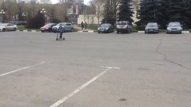 Учимся кататься на самокате. Урок 1. Учимся стоять и держать равновесие смотреть онлайн