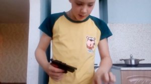 Сборка разборка пневматического детского пистолета пластмассовый и как он стреляет гвоздями