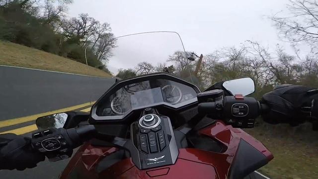Honda Goldwing 1800 - version boite DCT face à la route смотреть онлайн