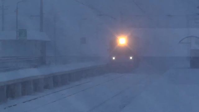 Электропоезд ЭР2Т-7137 в сильный снегопад смотреть онлайн