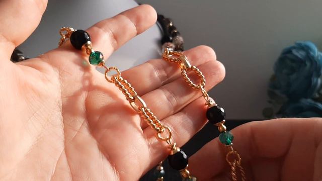 Три украшения с красивыми металлическими подвесками. смотреть онлайн