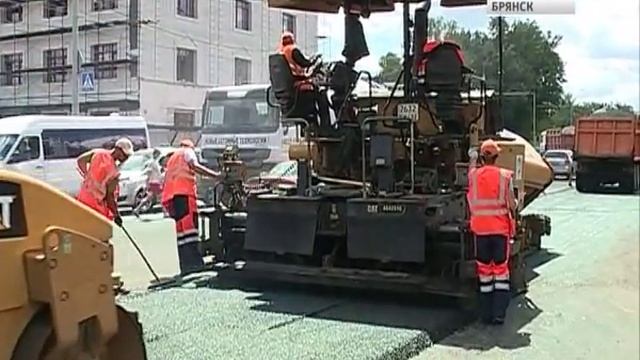 В Бежице завершают асфальтирование центральной магистрали района – улицы Ульянова смотреть онлайн