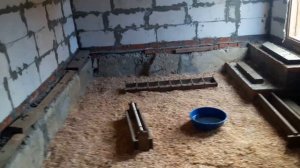 Подстилка в сарае для кур. Опилки или песок?