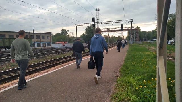 Расписание электричек заставляет жителей Ярославля рисковать жизнью,чтобы не опоздать на работу смотреть онлайн