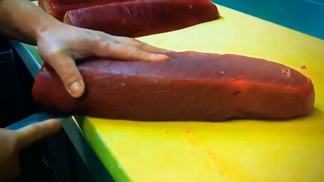 Морепродукты в Китае, Разделка Огромного Тунца на Рыбном Рынке. смотреть онлайн