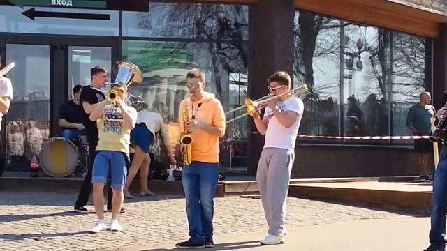 Уличный оркестр - Голубой вагон @ Парк Горького 20.04.2014 смотреть онлайн