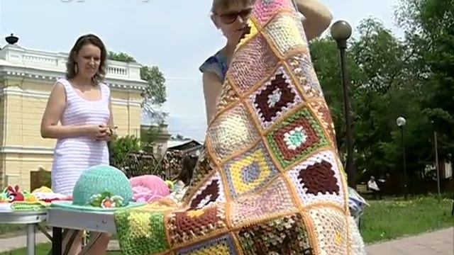 Несколько благовещенок собрались на площади Победы, чтобы связать красивые одеяла для ... смотреть онлайн