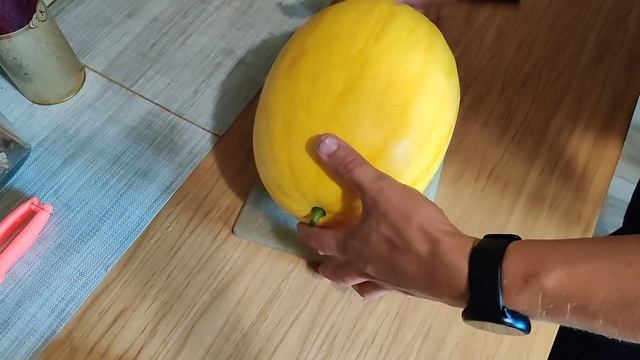 Желтокорый арбуз Медовый Шар. Состояние бахчи 04.08.2020 / Review and tasting of yellow watermelon смотреть онлайн