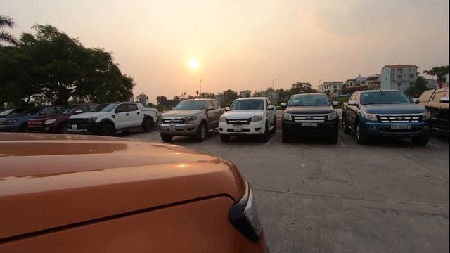 So sánh Ford Ranger XLS 2016 và Wildtrack 2016 | Nội ngoại thất có gì khác biệt смотреть онлайн