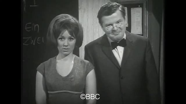 Benny Hill Show - rare BBC sketch - English lesson смотреть онлайн
