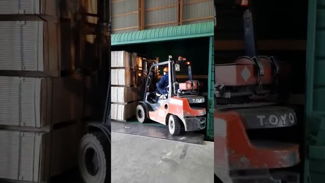 Погрузка ОСП-3 ШПУНТОВАНОЙ ПЛИТЫ -50 пачек в самый маленький крытый смотреть онлайн