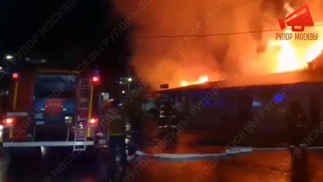 В Костроме горит кафе «Полигон» смотреть онлайн