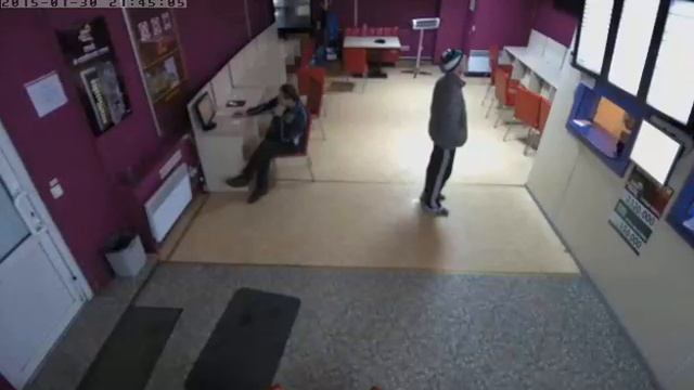 Kiev. На 7:45 Мужчина украл барсетку. смотреть онлайн