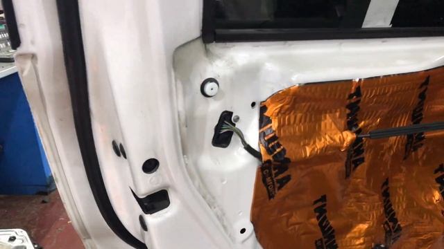 Skoda Yeti шумка дверей в три слоя. Улучшение звучания динамиков и в салоне станет потише смотреть онлайн