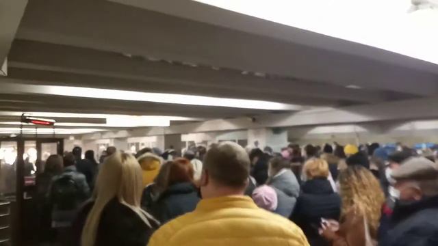 сбой оплаты электронной оплаты акпп????" очередь на вход в метро Академгородок южный вестибюль смотреть онлайн
