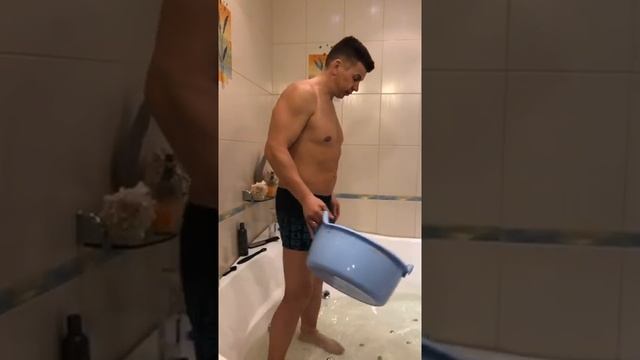 Закаливание . Обливание в ванной смотреть онлайн