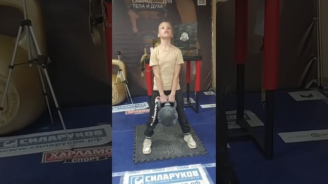 Анна Щелокова , 13 лет,с/в 32 кг., выполняет тягу с уральской гирей 50 кг., на 10 раз смотреть онлайн