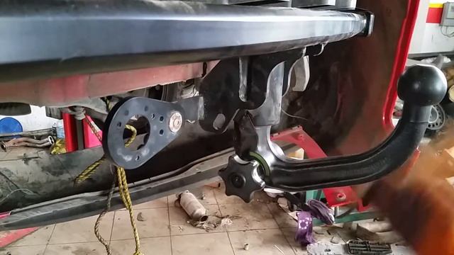 Фаркоп Ford Focus MK3 Wagon оригінал автомат Westfalia смотреть онлайн