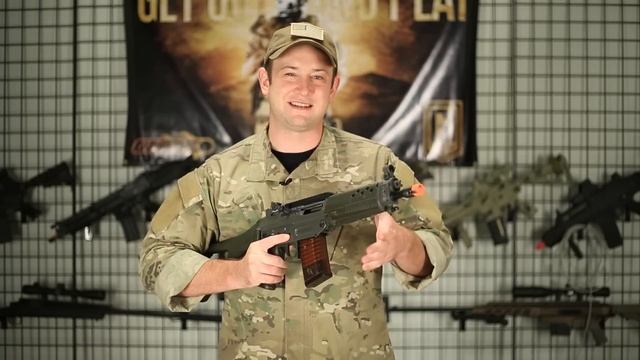 Airsoft GI - G&G Sig 552 Airsoft Gun Review With Bob The Axe Man