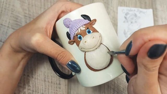 Бычок из полимерной глины на кружке. Символ 2021 года. Видео лепка бычка. Polymer clay tutorial.Diy смотреть онлайн