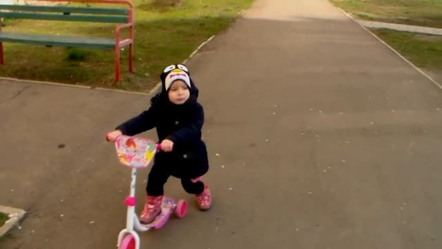 Продолжение прогулки) Софийка на самокате смотреть онлайн