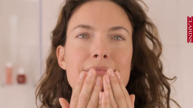 How to Apply Serum | Clarins смотреть онлайн