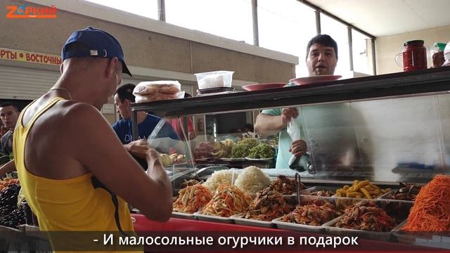 Идём по рынку, пробуем морские деликатесы. Продавец продал больше, чем ожидали смотреть онлайн